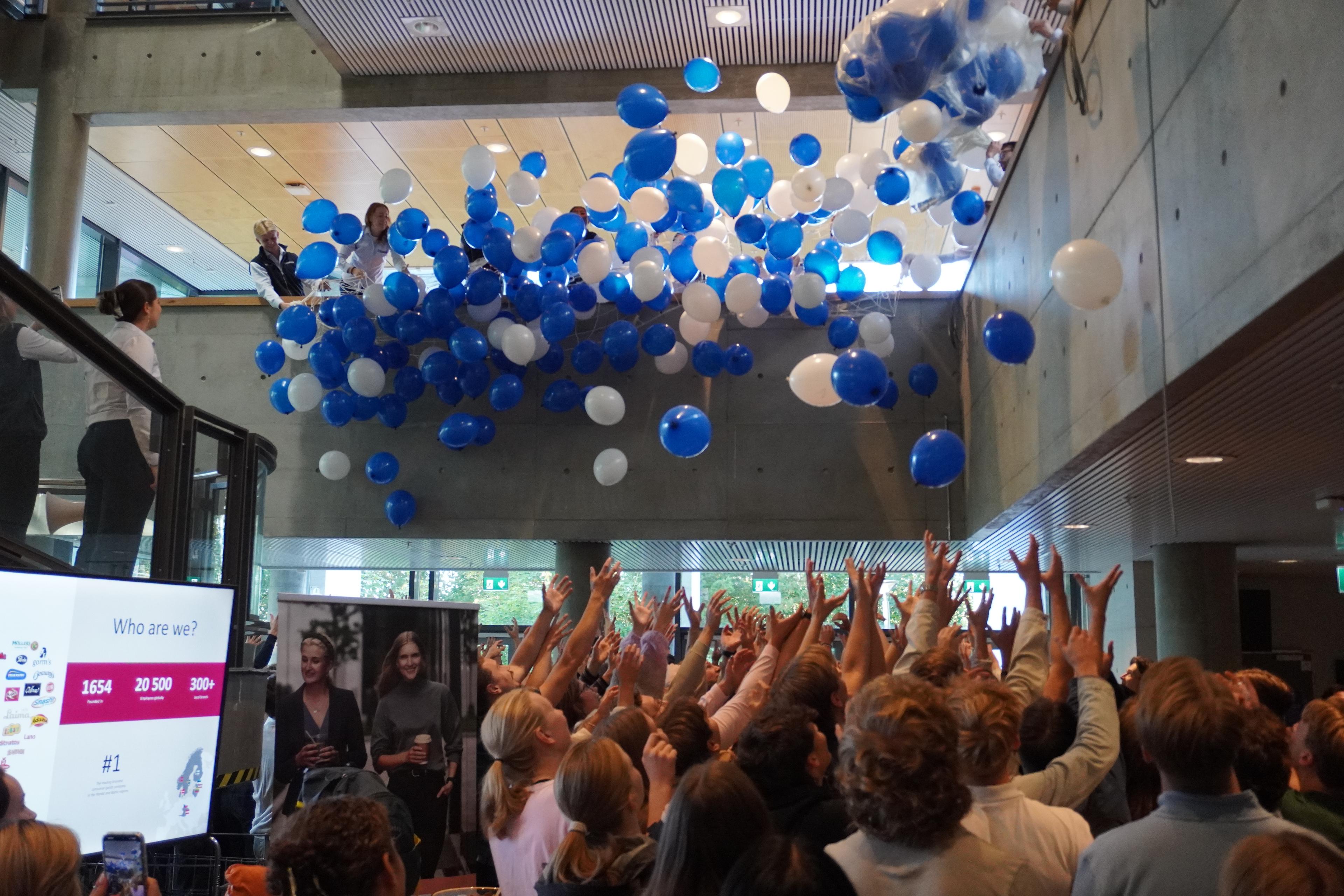 Studenter samles under et ballongslipp i Realfagbygget