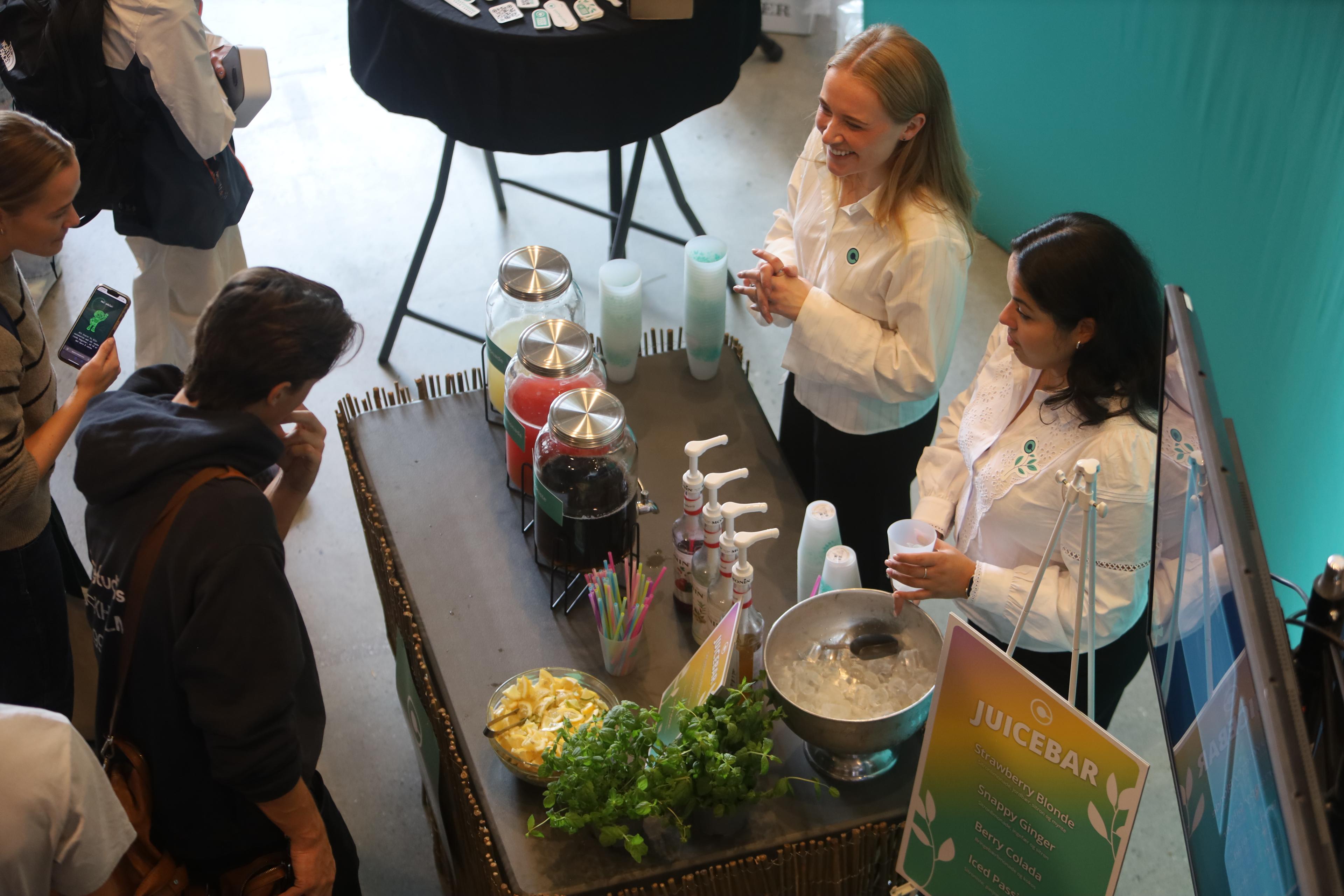 Studenter snakker med representanter ved en stand
