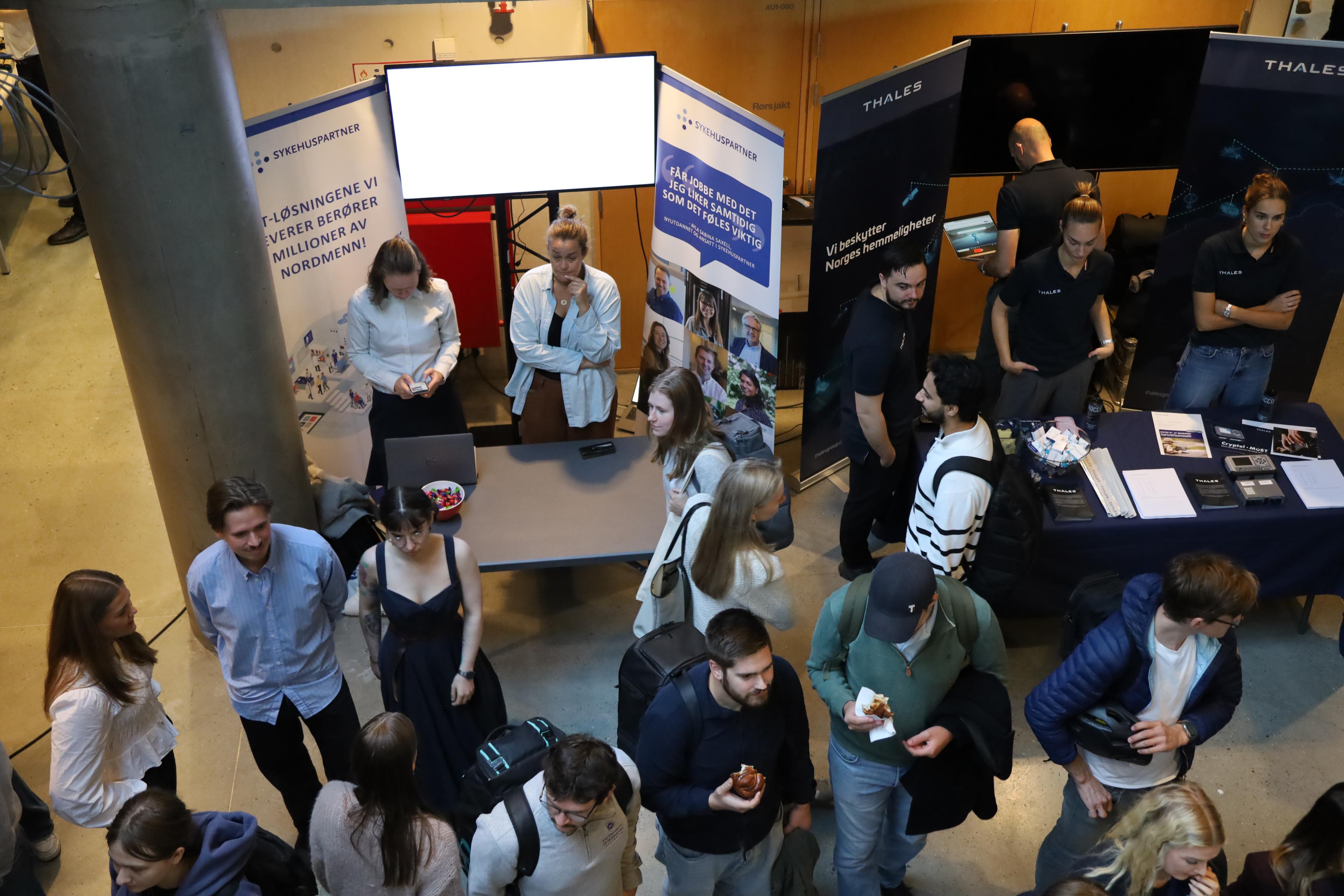Studenter og bedriftsrepresentanter møtes mellom stands