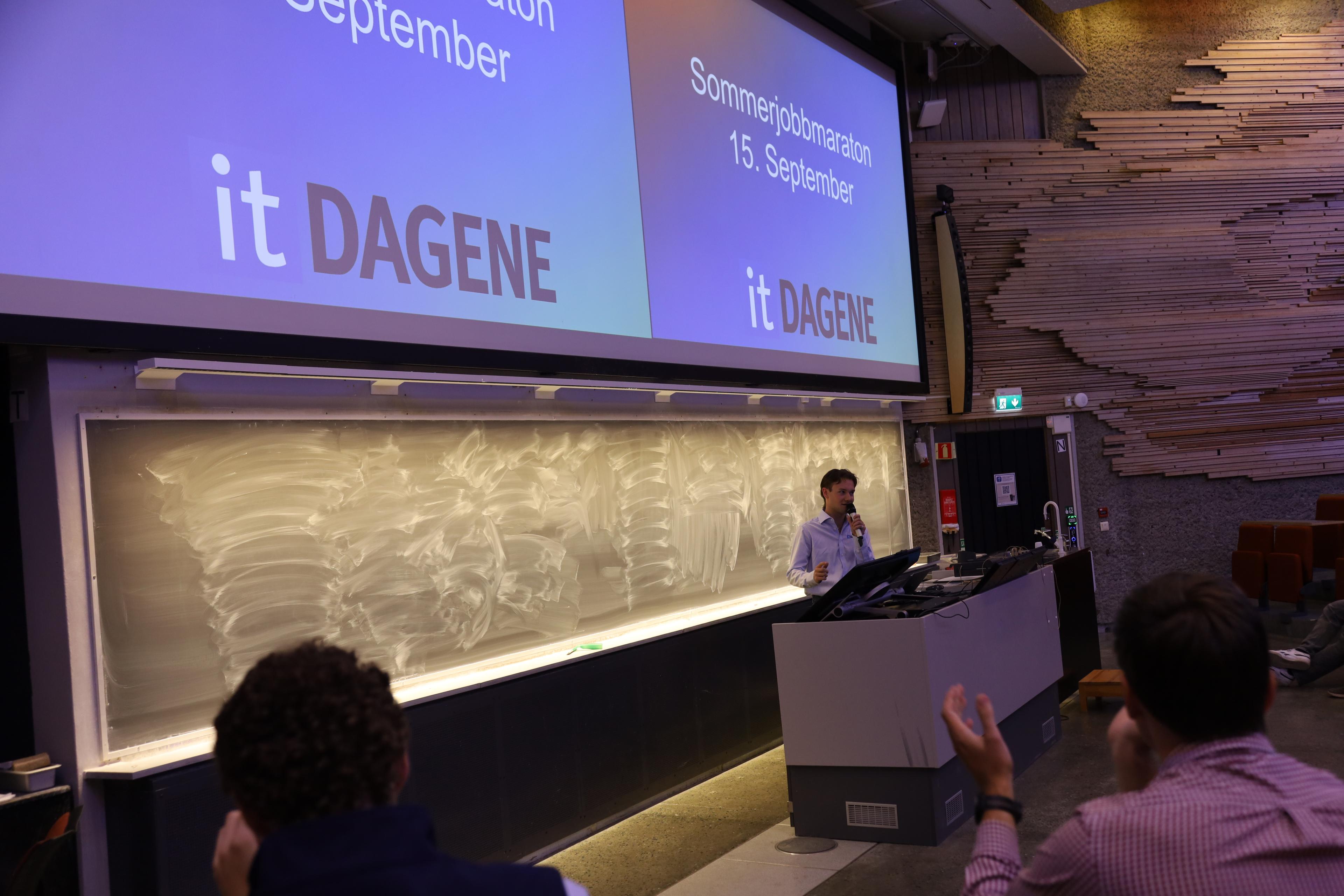 En bedrift presenterer sommerjobbmuligheter i et auditorium